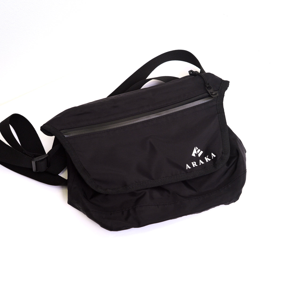 ARAKA SHOULDER BAG