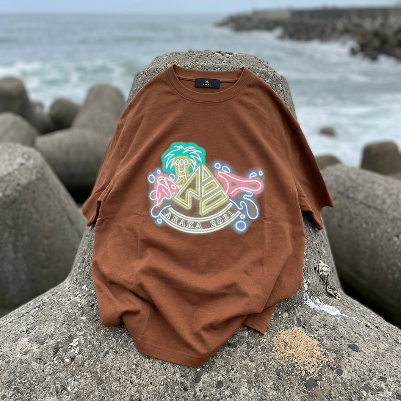 ARAKA NEON LOGO TEE