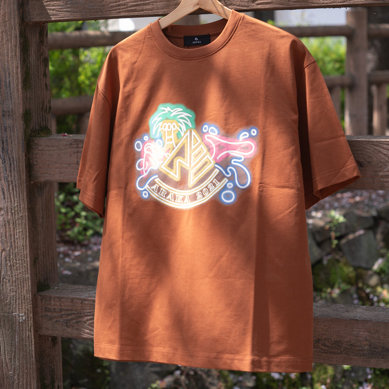 ARAKA NEON LOGO TEE