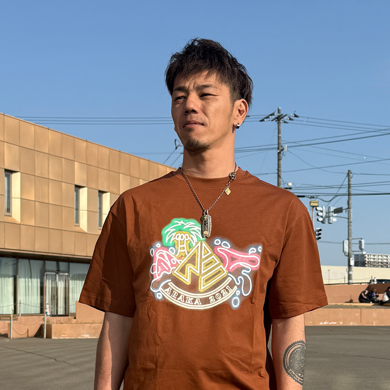 ARAKA NEON LOGO TEE
