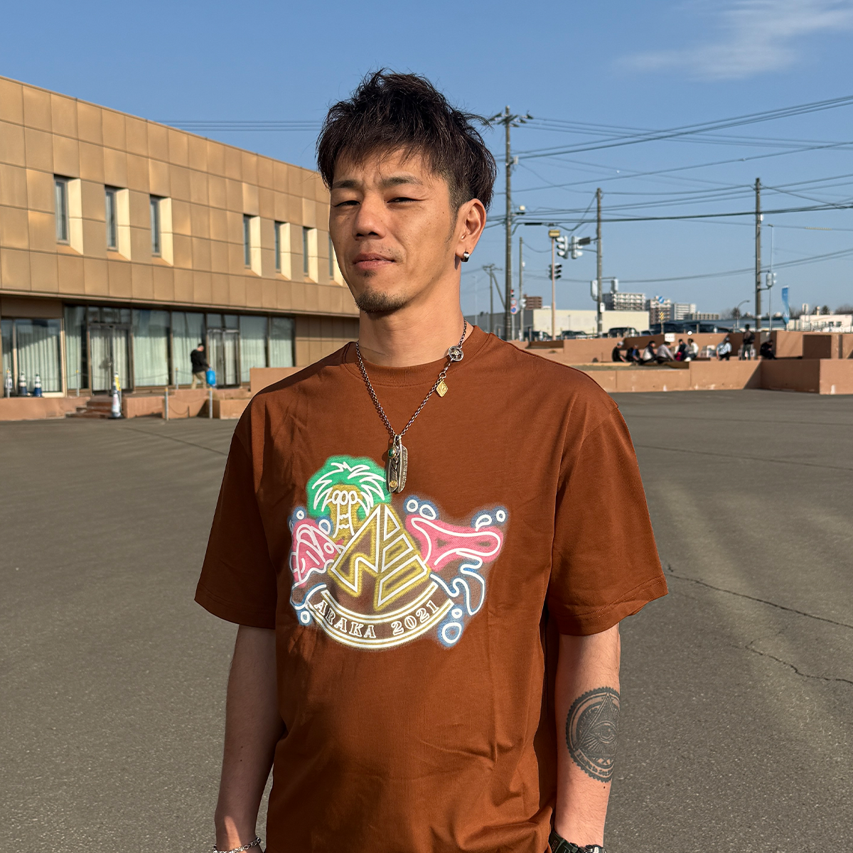 ARAKA NEON LOGO TEE