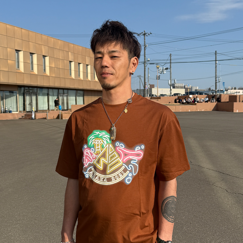 ARAKA NEON LOGO TEE