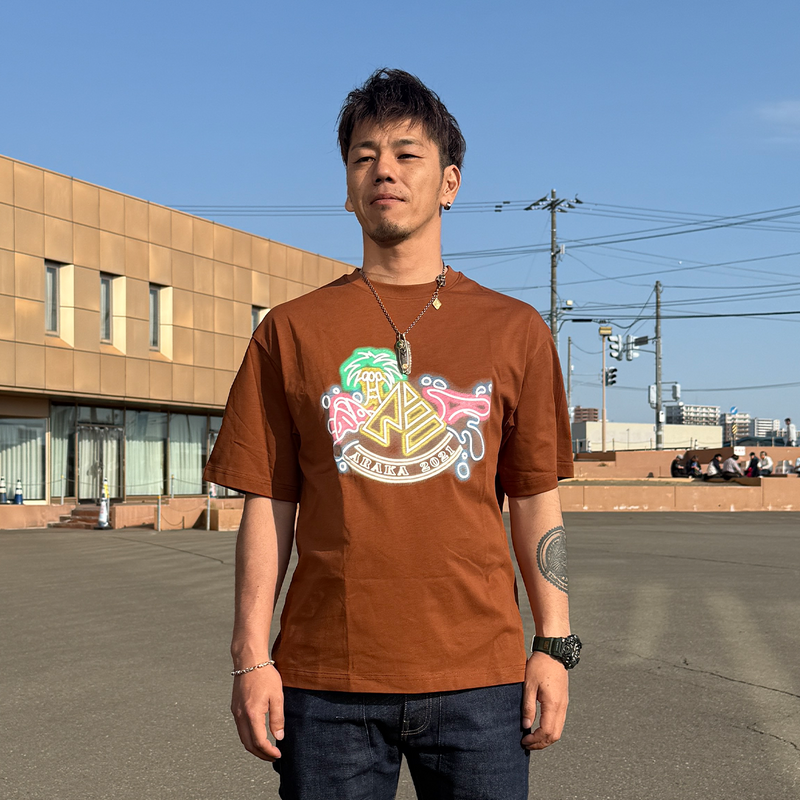 ARAKA NEON LOGO TEE